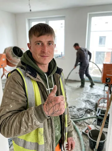 Kilian Sackmann mit Daumen hoch auf einer Baustelle in Bremen