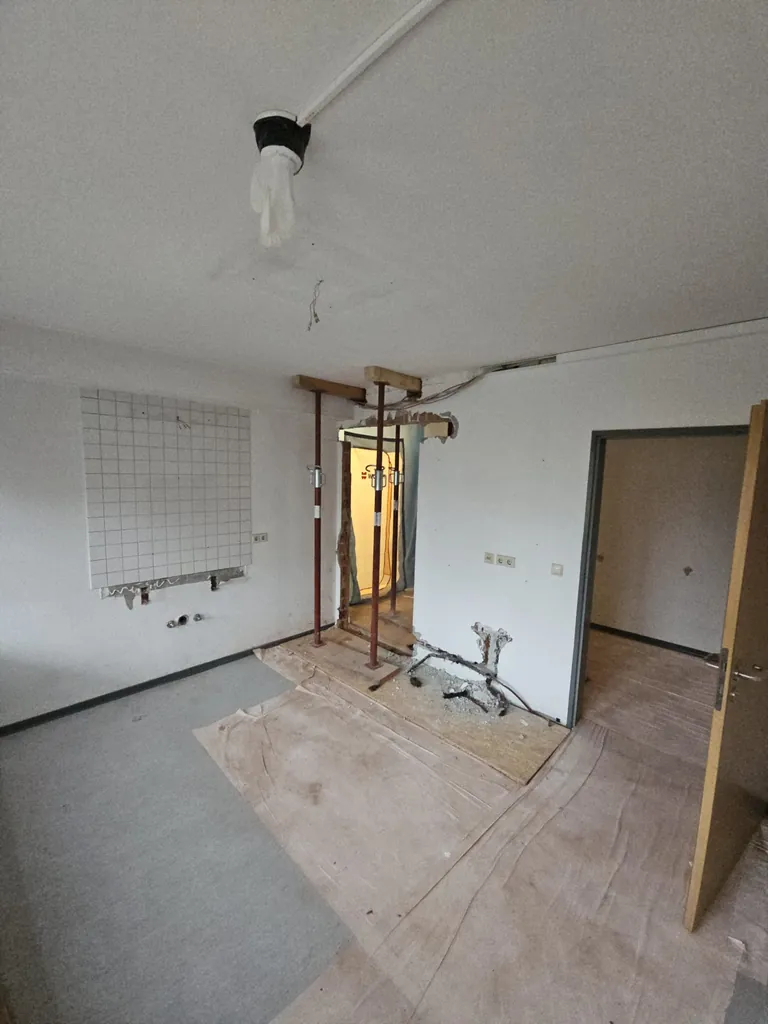 Baustelle mit Stützpropfen zur Sicherung der Geschossdecke