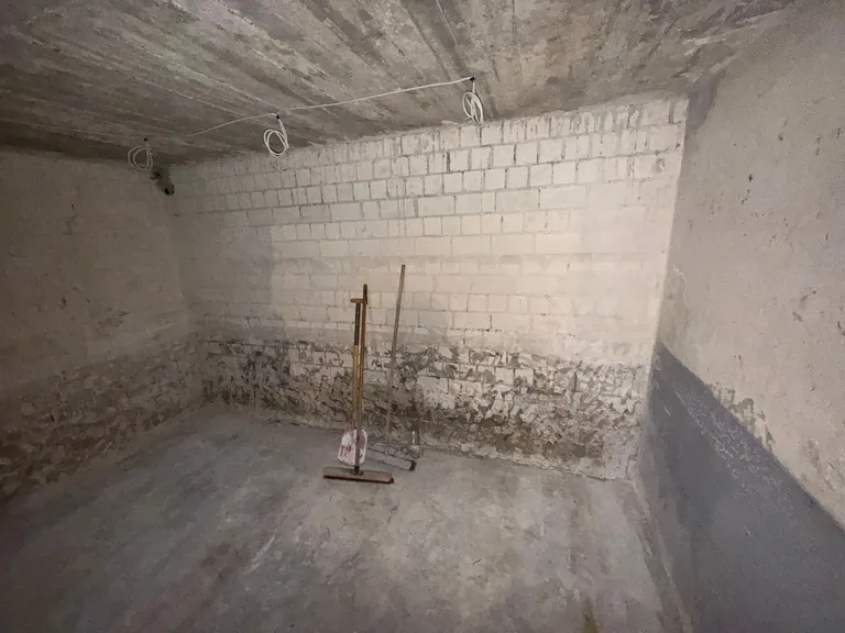 Raum nach dem Rückbau mit freiliegendem Kalksandsteinmauerwerk